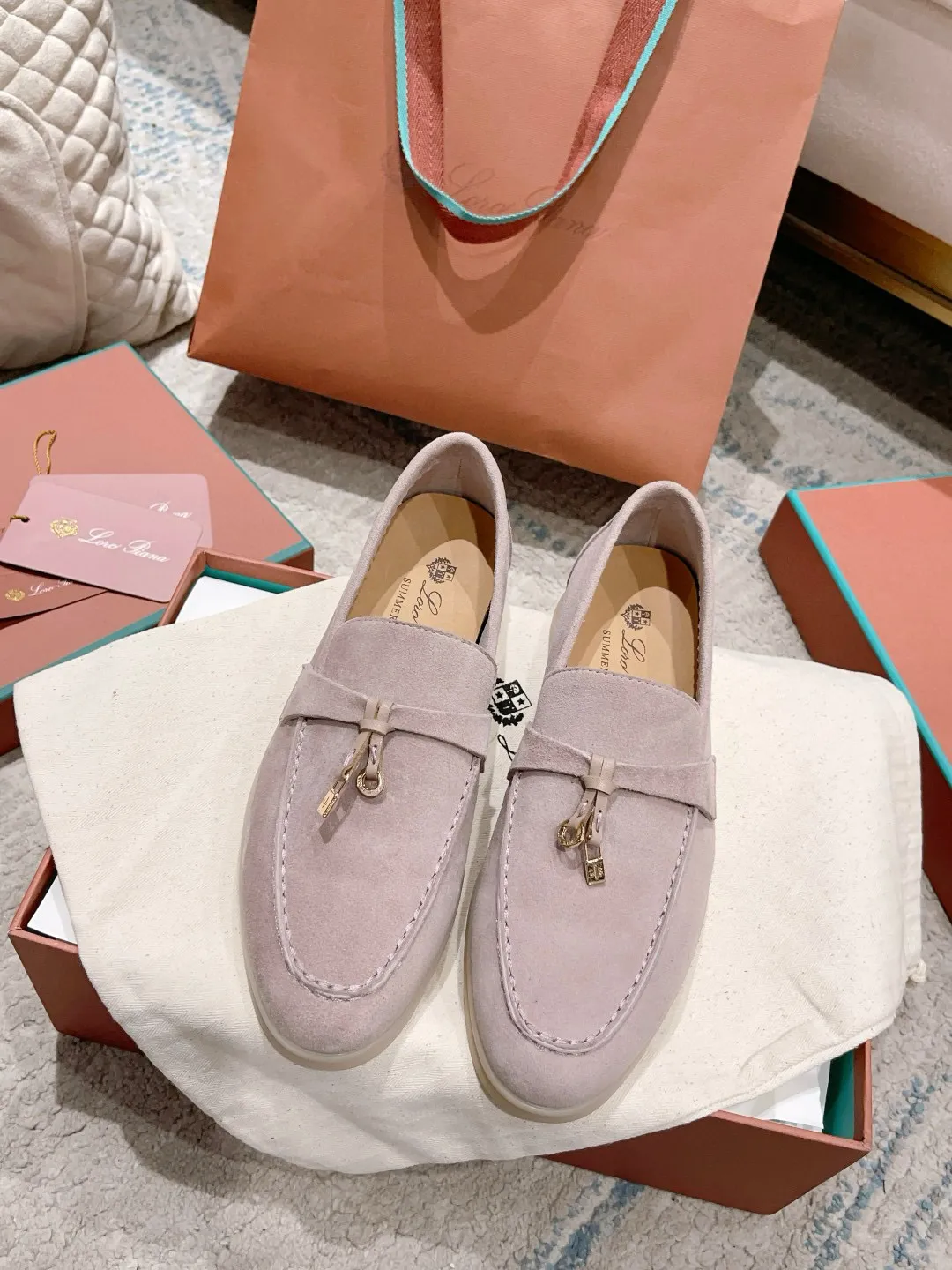 Factory price: 520💰4050 new color. Original purchase, 1⃣️: 1⃣️ folded and developed, Loro Piana professional model to try on feet, quality purchase level, flash sale of common products on the market, welcome to compare, original packaging. Fabric: Imported from Italy🐑High mercerized shearling, Lining: Hand-sewn mark thread in water-dyed cowhide imported from Italy🧵, high-end and elegant. Comfortable on the feet. Size: Women's 35-42 (41, 42) customized, non-returnable, men's 38-45 (46, 47, 48) customized, non-refundable. Fashionable boutiques that you can’t miss, a must-have item